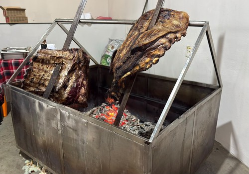 Costela assada na hora chama a atenção na Praça Park; veja ao vivo