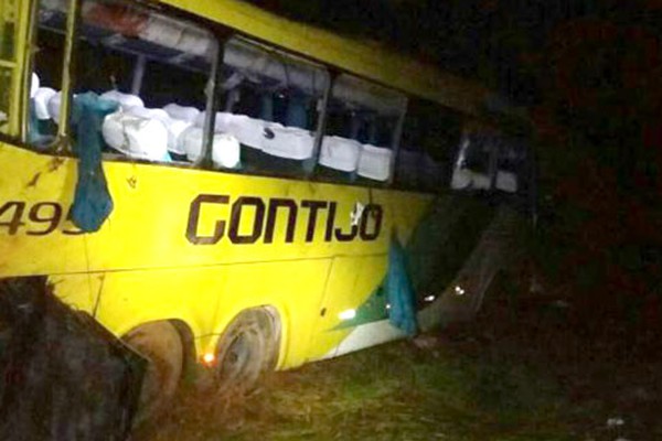 Passageiros morrem após ônibus da empresa Gontijo capotar na BR 262 e cair em ribanceira