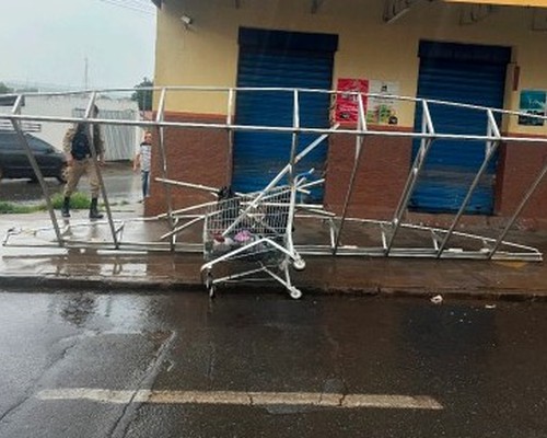 PM flagra dupla equilibrando enorme estrutura furtada em carrinho de supermercado