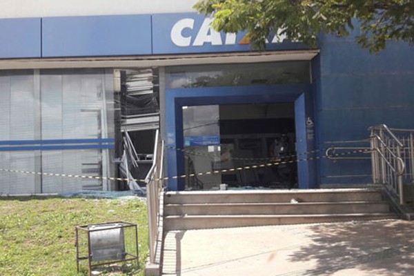 Polícia procura assaltantes que explodiram agência da Caixa na cidade de Três Marias