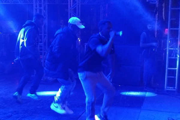 Artistas do Hip Hop se divertem no palco principal da Fenapraça e mandam versos da tropa; Ao Vivo