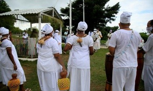 Empregada comparada a "pomba-gira" será indenizada por intolerância religiosa