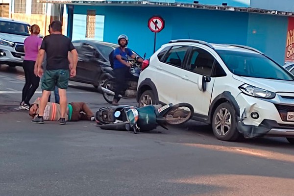 Motociclista tem fratura exposta na perna em acidente com carro no centro de Patos de Minas