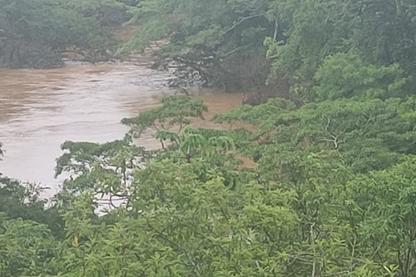 Chuva não dá trégua e nível do Rio Paranaíba volta a subir em Patos de Minas