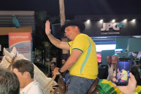 Reunião com lideranças e passeio a cavalo na Fenamilho; como foi a visita de Flávio Bolsonaro a Patos de Minas