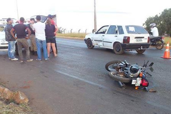 Condutor inabilitado avança parada obrigatória e bate em motociclista no Alto Limoeiro