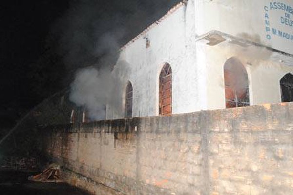 Fogo atinge igreja que funcionava como depósito de colchão e assusta moradores