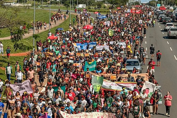 Indígenas de todo o Brasil ocupam a Esplanada dos Ministérios