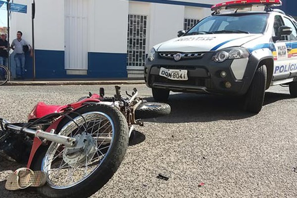 Motociclista inabilitado tenta fugir de abordagem policial e bate em viatura da Polícia Militar