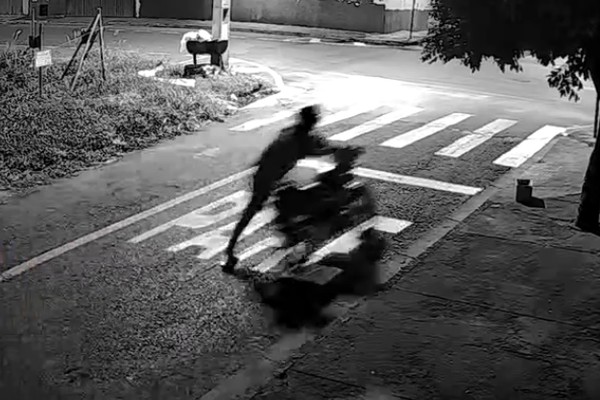 Homem tenta furtar moto e é perseguido a pé pela vítima e outras pessoas, em Patos de Minas