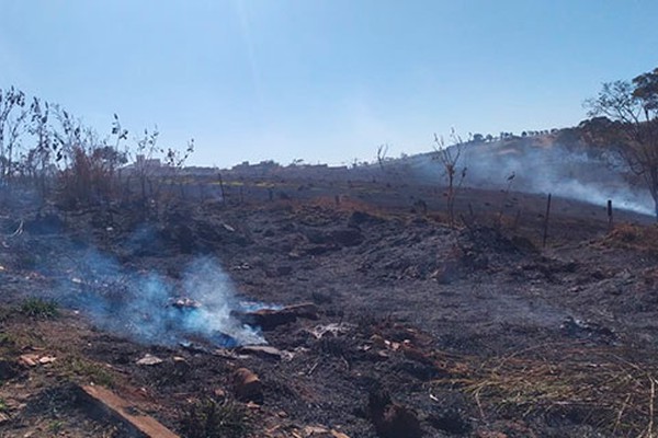 Corpo de Bombeiros é acionado para conter chamas em mais um incêndio em Patos de Minas