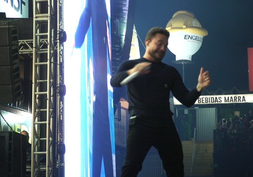 Com balé e show de luzes, Wesley Safadão abre show na Fenamilho 2026 com o hit “Aquele 1%”