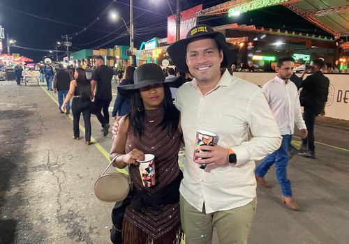 Casal fã do Nathanzinho Lima vem a caráter para curtir o show na Fenamilho 2026; veja ao vivo