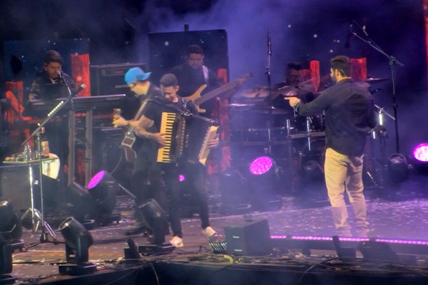 Israel e Rodolffo cantam “Boate Azul” e transformam arena em um grande coral; veja ao vivo