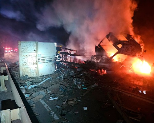 Vagão se solta de rodotrem, carreta bate provocando incêndio e interdita a BR 354, entre Lagoa e Carmo