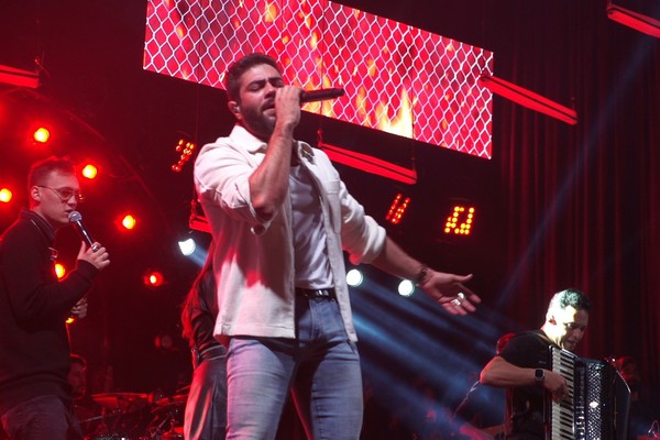 Henrique e Juliano embalam uma multidão com o sucesso “Flor e o Beija-Flor” na Fenamilho 2026; veja ao vivo