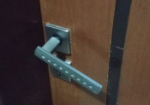 Síndica de edifício tem porta danificada e moradores são agredidos após reclamarem de barulho de festa