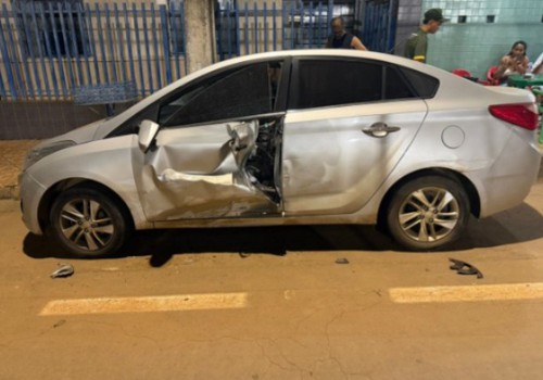 Motorista perde o controle de carro, atinge veículo estacionado e acaba na delegacia em Patos de Minas