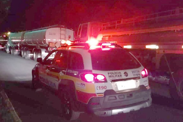 PM e PRF escoltam 23 caminhões-tanque para abastecimento de postos em Patos de Minas