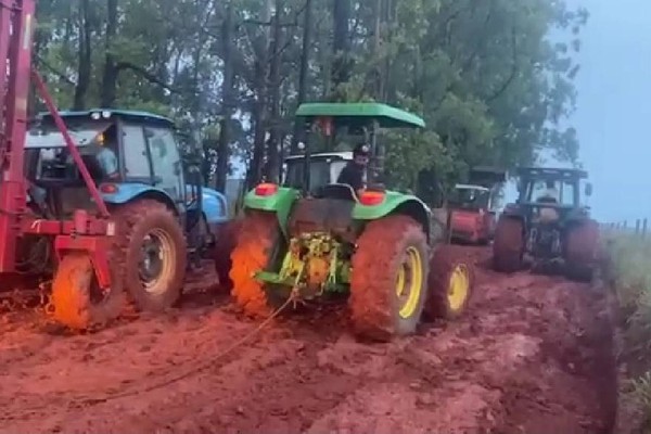 Chuvas intensas causam transtornos em Patos de Minas e deixam estradas vicinais intransitáveis