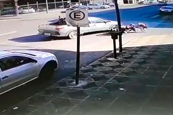 Imagens mostram jovem de 23 anos sendo atingida por carro que tentava conversão; veja vídeo