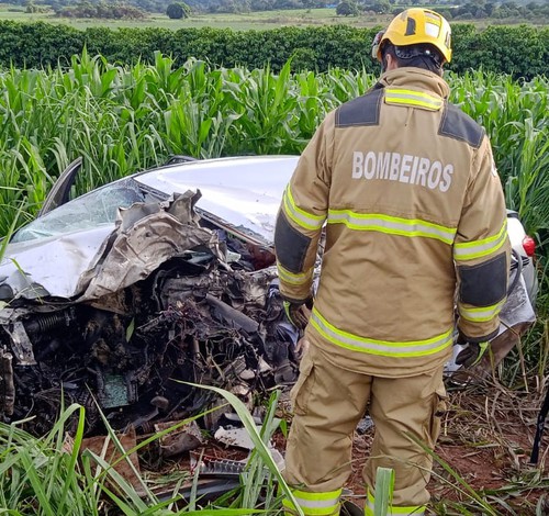 Veículo de passeio bate de frente com caminhão e deixa um morto e cinco feridos na MG 230