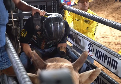 Abriu a porteira, mas peão cai no 2° pulo do animal no Rodeio Fenamilho 2026; veja ao vivo