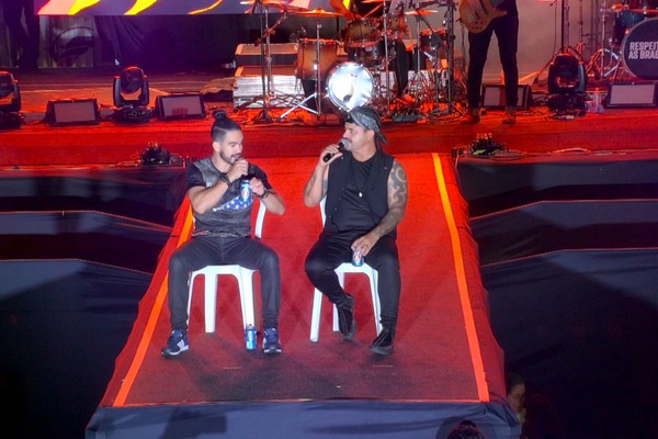 Banda Pagô senta em cadeiras de bar e canta o modão “Decida” de Milionário e José Rico; veja ao vivo