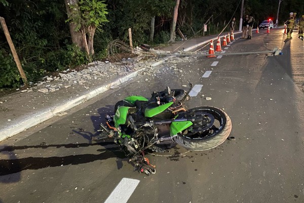 Moto potente destrói poste na avenida Padre Almir e condutor vai parar debaixo dos escombros