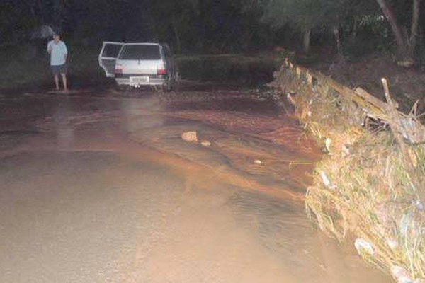 Chuva causa alagamentos e deixa motoristas ilhados em Patos de Minas
