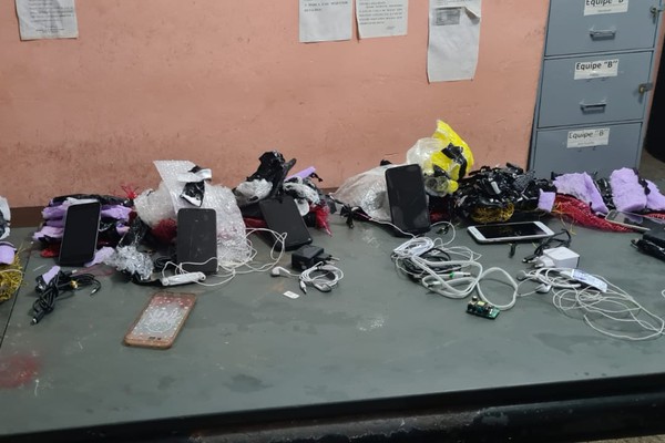 Pacote encontrado na Penitenciária do Carmo continha celulares, carregadores e preservativos