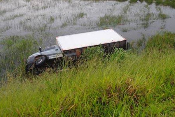 Motorista perde o controle no viaduto e caminhão vai parar dentro da Lagoa do Patão
