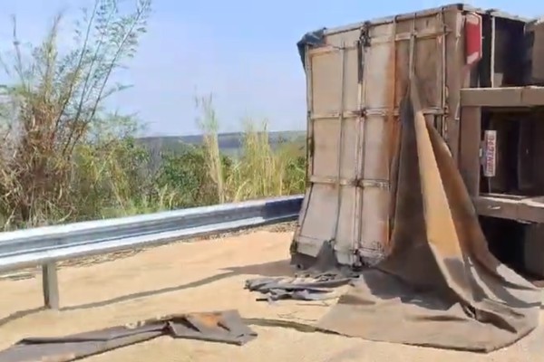 Carreta tomba na BR-354 entre Rio Paranaíba e Arapuá e motorista fica ferido