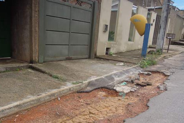 Buraco no asfalto impede moradores do bairro Cidade Nova de guardarem o carro na garagem