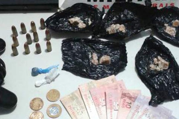 PM encontra mais de 100 pedras de crack e munições escondidas em almofada na Vila Rosa