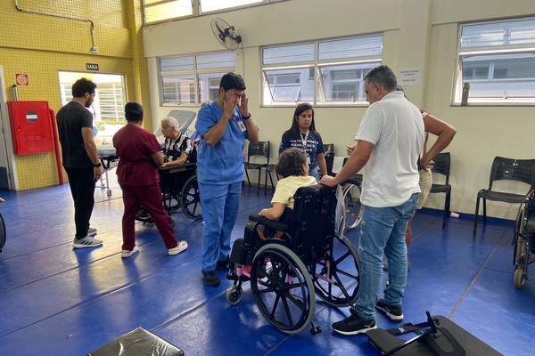 Pacientes se emocionam durante entregas de cadeiras de rodas no CER Totó Veloso em Patos de Minas