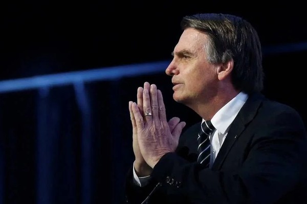 Acuado, Bolsonaro ameaça intervir; quando convém, posa de cordeirinho