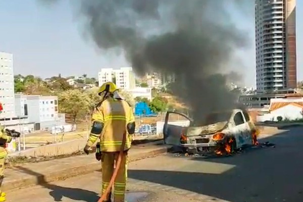 Mais um carro pega fogo e é destruído pelas chamas no centro de Patos de Minas
