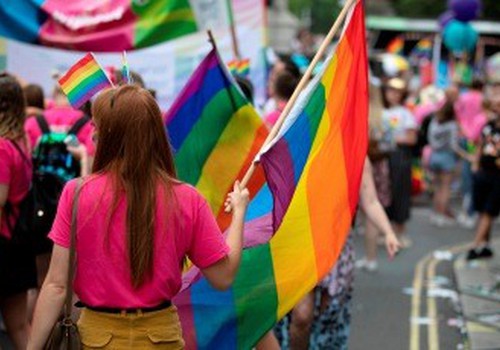 Empregada lésbica vai ser indenizada em R$10 mil após ser excluída de homenagem no Dia da Mulher em MG