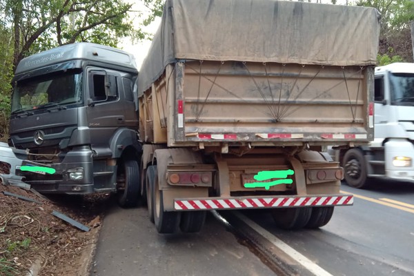 Motorista de caçamba acaba preso após bater na traseira de caminhonete que capotou na MGC 354