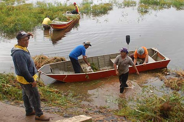 Servidores da Prefeitura se revoltam com falta de condições de trabalho para limpeza da Lagoa