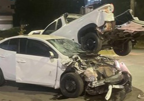 Impressionante! Carro vai parar debaixo de pick-up após violenta batida na Avenida Padre Almir; veja