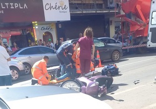 Motociclista fica gravemente ferida após bater em porta de veículo na Rua Major Gote