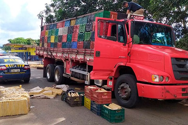 PRF aborda caminhão e prende dupla com carregamento de maconha em Patos de Minas