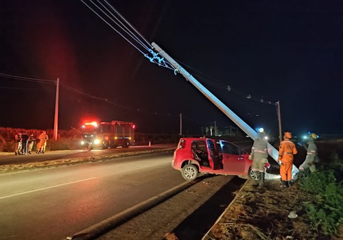 Jovem de 19 anos fica ferido após bater violentamente contra poste e interdita pista em Patos de Minas