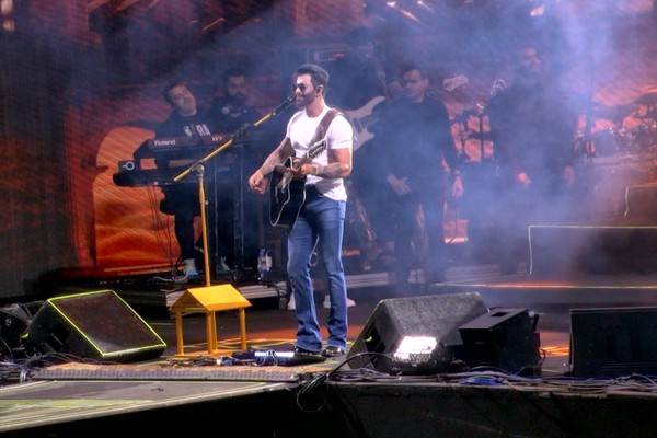 Gusttavo Lima embala multidão na Arena com "Proibido terminar" e aconselha casais; veja ao vivo