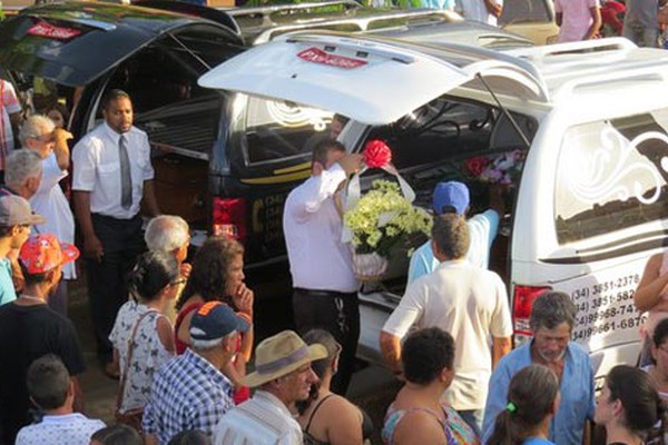 Enterro de casal de namorados mortos em acidente reúne multidão e amigos prestam homenagens