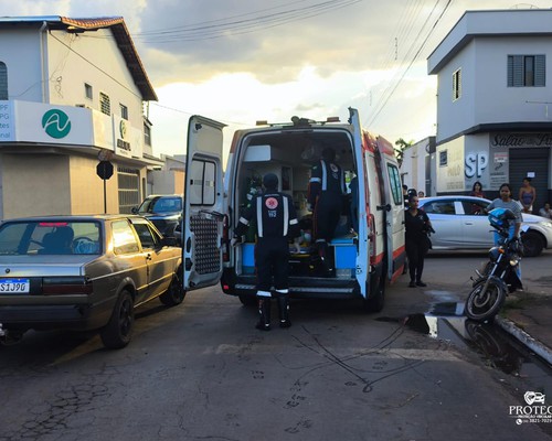 Entregador tem que ser socorrido após atingir pick-up em Patos de Minas
