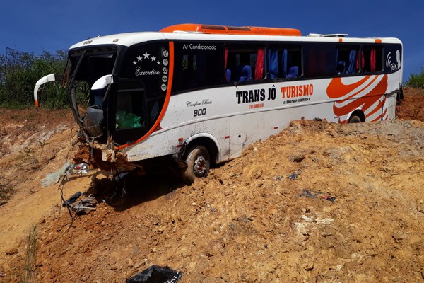 Ônibus com 36 passageiros sai da pista, bate em barranco e deixa feridos na BR 146