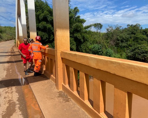 Corpo de Bombeiros faz buscas por idoso que foi visto entrando no Rio Paranaíba